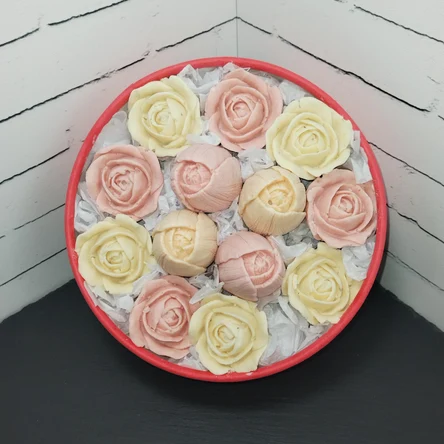 Коробочка с шоколадными цветами.